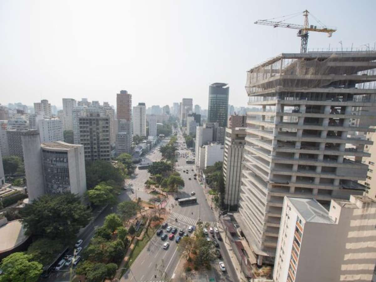 Marquise desaba na Avenida Faria Lima, em São Paulo, e atinge duas pessoas