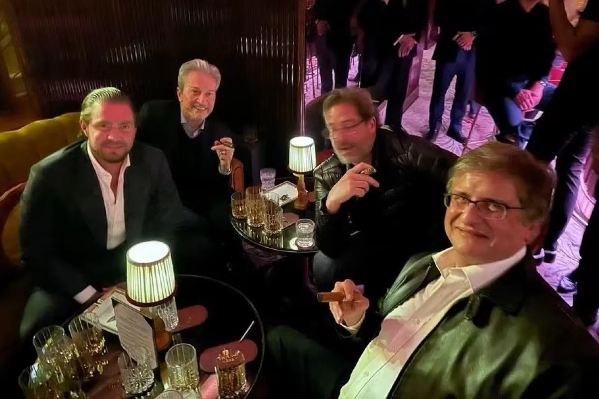 Foto tirada em Londres mostra Gonet com Vorcaro fumando charuto
