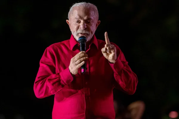 Campanha de Lula aciona TSE contra propagandas de Flávio Bolsonaro na TV
