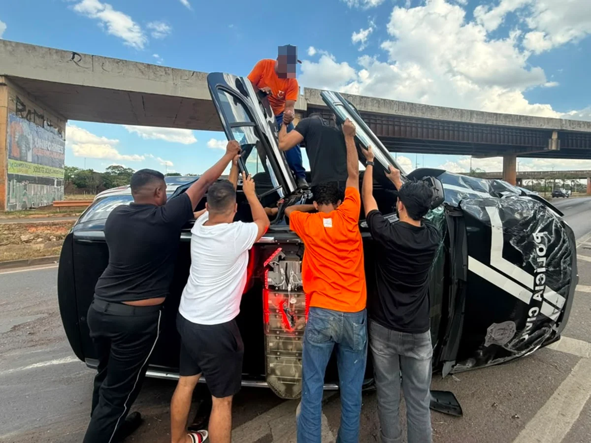 Viatura da Polícia Civil do DF capota e deixa um agente ferido