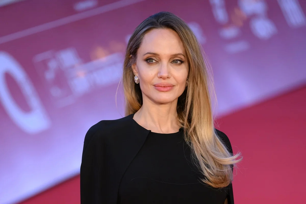 Imagem colorida da atriz Angelina Jolie em um tapete vermelho em 2025 — Metrópoles