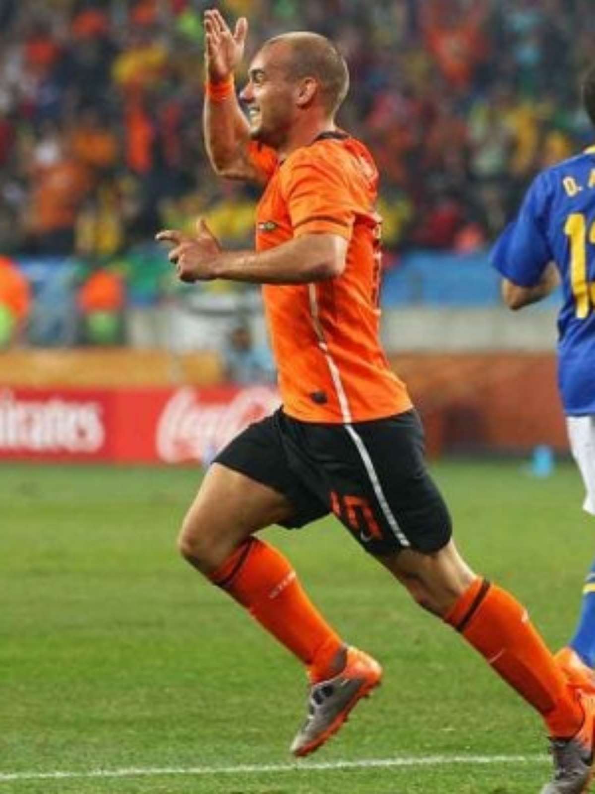 Sneijder leiloa bola de jogo contra o Brasil e medalha de 2014