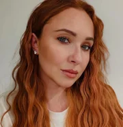 Hayden Panettiere posa séria e de cabelos soltos