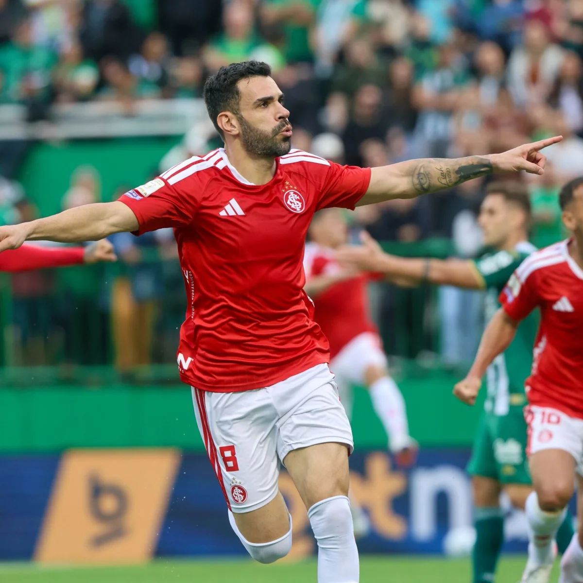 Internacional vence Chapecoense e encerra jejum de 10 jogos no Brasileiro
