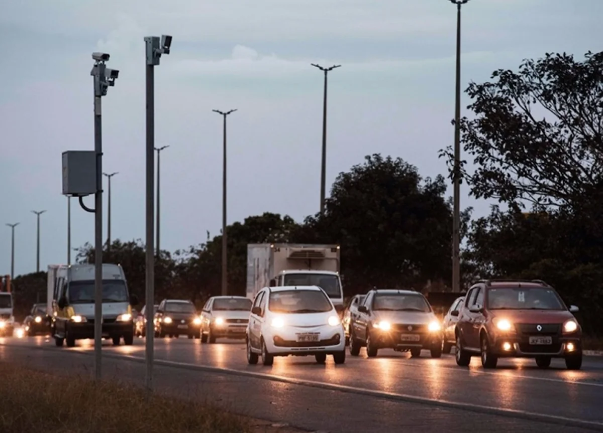 Rodovia monitorada por radares de velocidade, conhecidos como pardais - Metrópoles