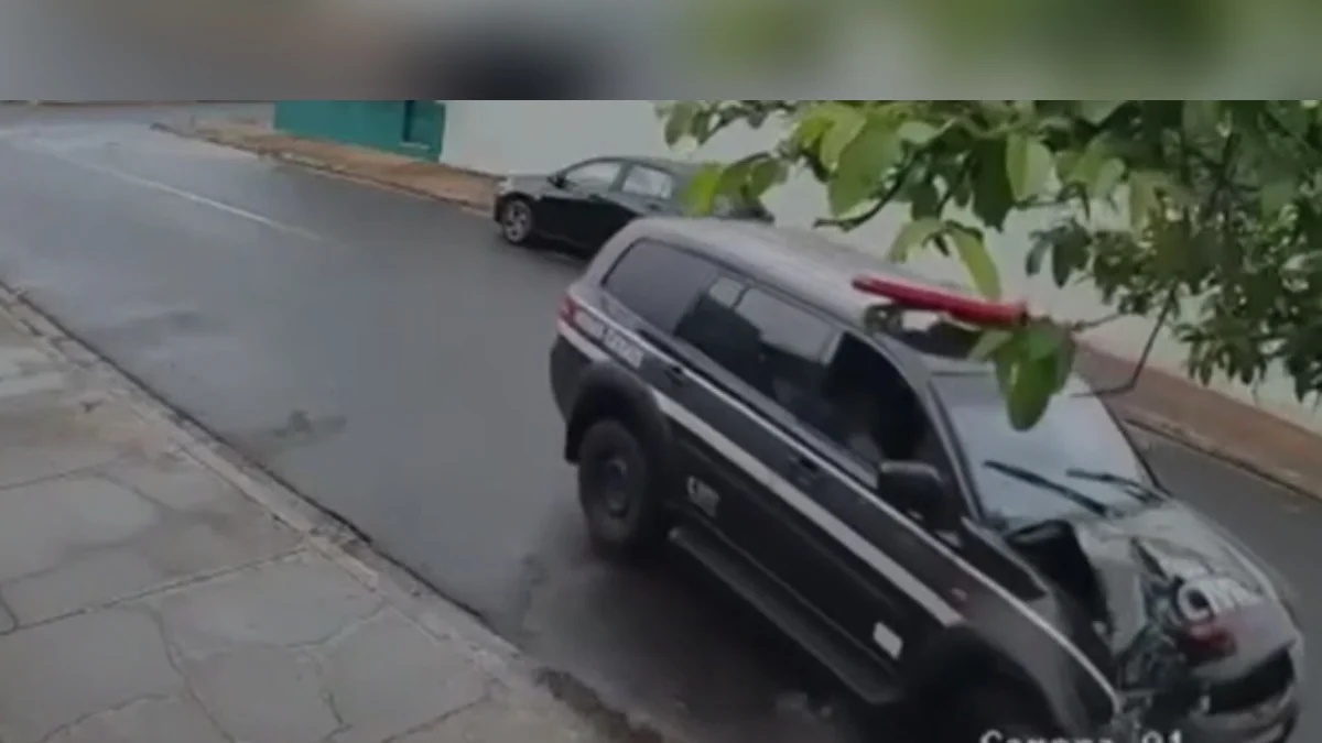 Viatura da Polícia Civil atinge motos e árvore em MG; caso é apurado