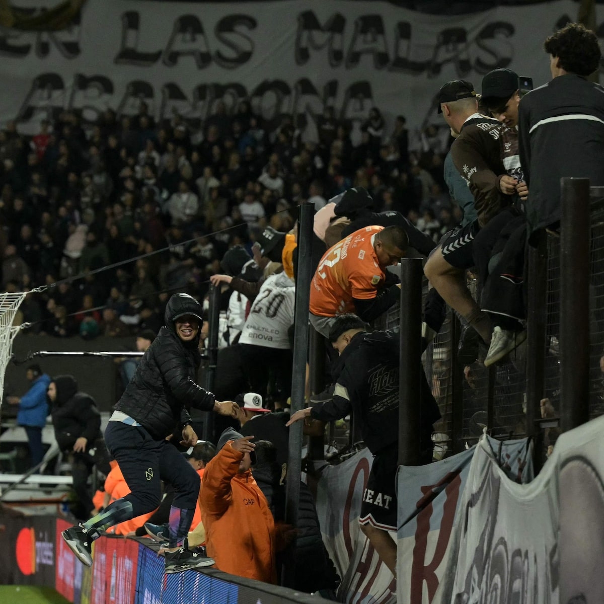 Platense é punido após invasão e briga em jogo contra o Fluminense; Conmebol não se pronunciou