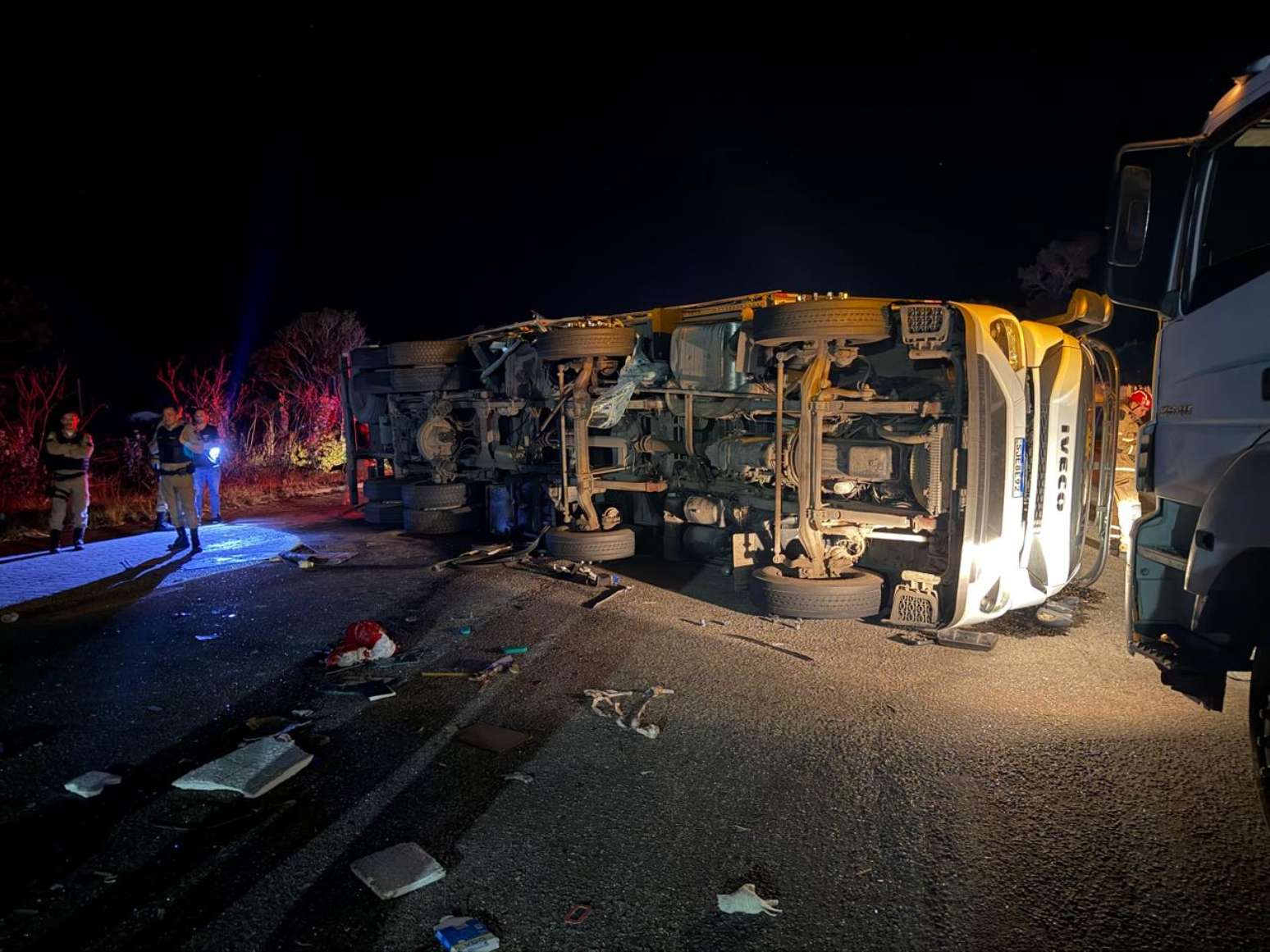 &Ocirc;nibus e carreta capotaram com o choque