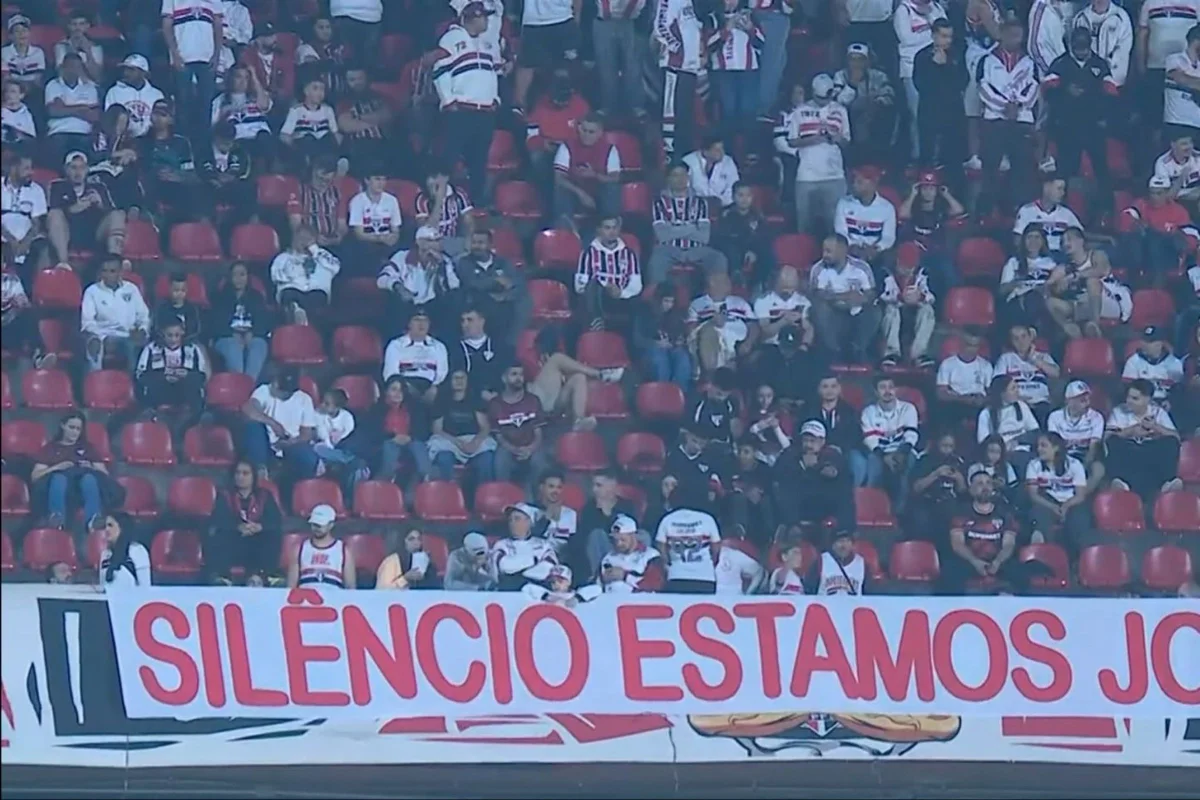 Imagem colorida de protesto da torcida do São Paulo- Metrópoles