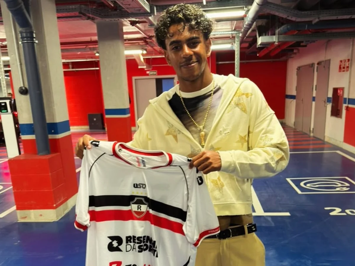 Lamine Yamal posa com camisa do River-PI após goleada do Barcelona