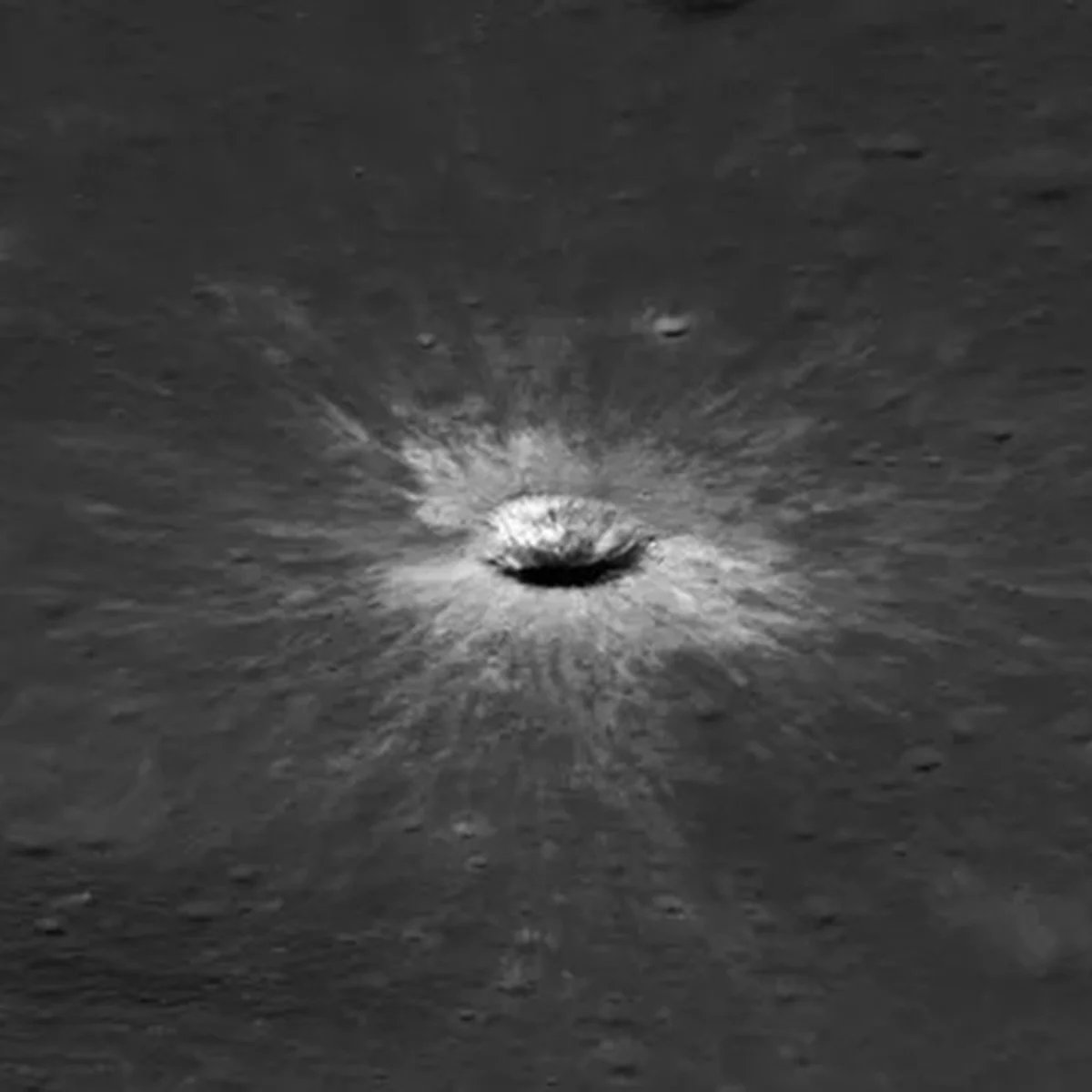 Sonda lunar da Nasa acha nova cratera do tamanho de dois campos de futebol