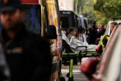 Wanita itu dibawa keluar dari rumahnya menggunakan pengusung sebelum dibawa menaiki ambulans.