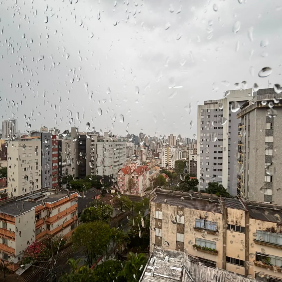 BH tem previsão de chuva forte e risco de deslizamentos nesta terça (15/9)