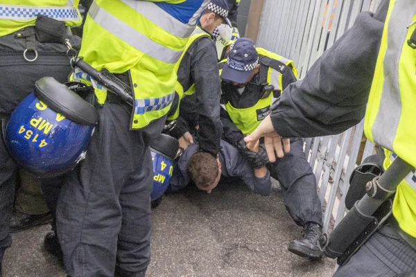Torcedores são presos na Inglaterra durante o clássico Millwall x West Ham - destaque galeria