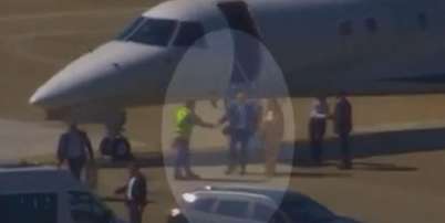 Moraes e Viviane aparecem deixando um Legacy 650, de prefixo PP-NLR, e sendo recebidos na pista Foto: Reprodu&ccedil;&atilde;o/X/O Globo