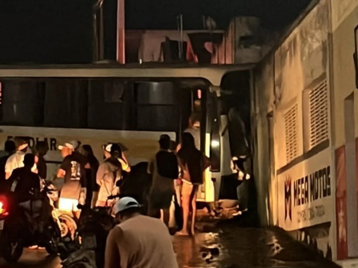 Motorista morre e estudantes ficam feridos após acidente com ônibus escolar