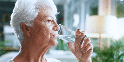 Pequenas mudan&ccedil;as na rotina podem facilitar a ingest&atilde;o de l&iacute;quidos e ajudar a prevenir a desidrata&ccedil;&atilde;o Foto: PeopleImages | Shutterstock / Portal EdiCase