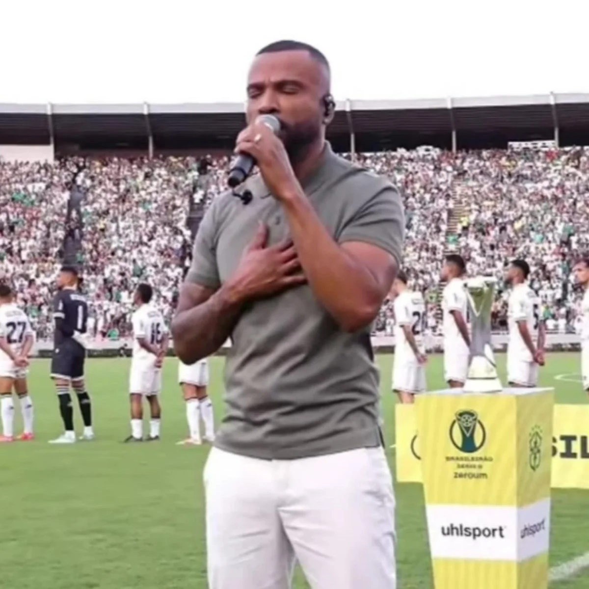 Série D ZeroUm: Alexandre Pires canta o Hino Nacional antes da final