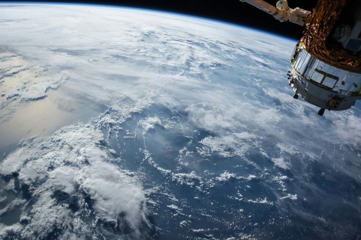 Imagem colorida do espaço - Metrópoles