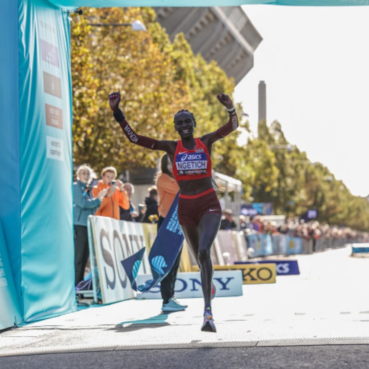 Agnes Ngetich bate o recorde mundial da meia maratona exclusivamente feminina