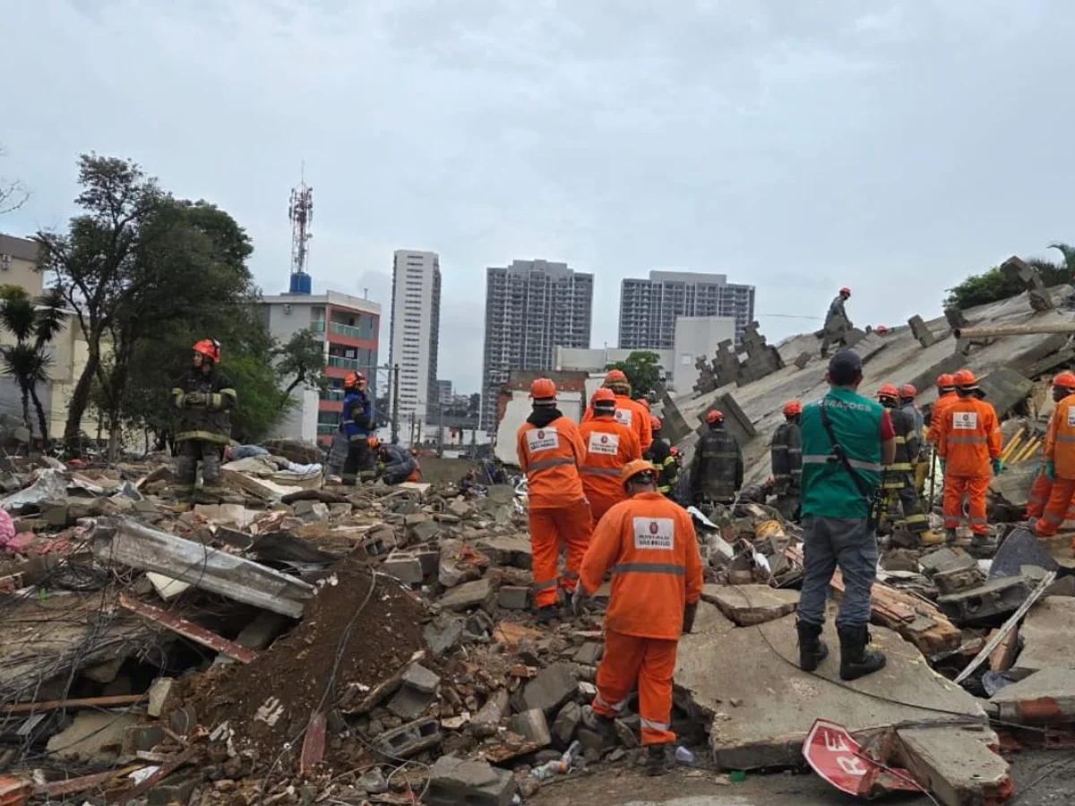 Após 30h, bombeiros seguem em busca de 3 vítimas de desabamento de prédio
