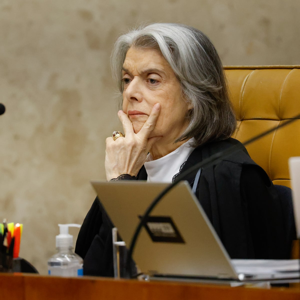 Cármen Lúcia diz lamentar descrença e desânimo com instituições em meio à crise no STF