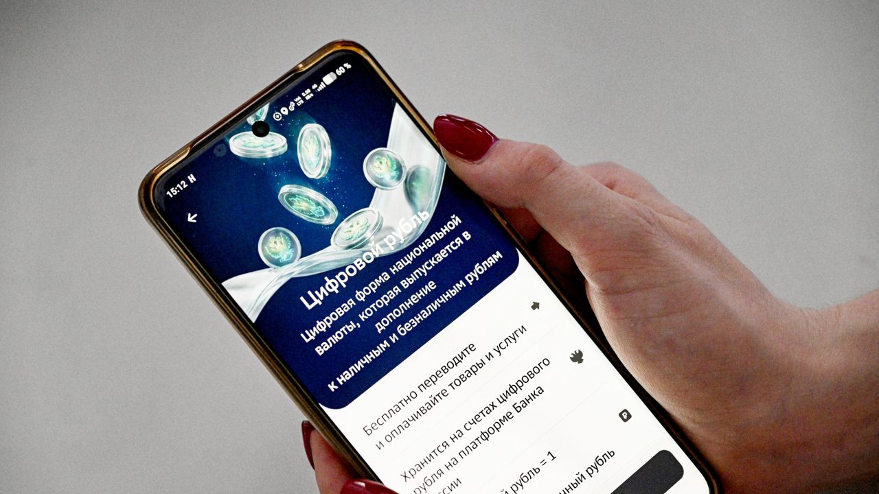 Golpistas enganam aposentados, informando sobre a transferência da aposentadoria em rublos digitais.