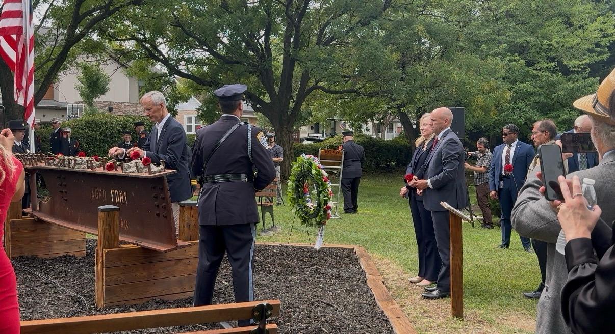 25 anos do 11 de setembro: socorristas que atuaram no Pentágono recebem homenagens