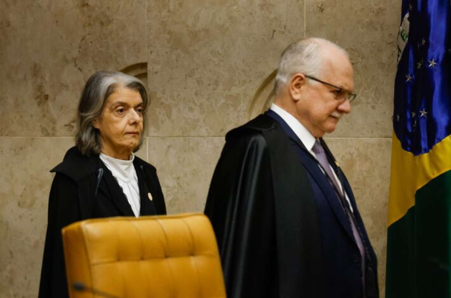 O ministro Fachin e a ministra C&aacute;rmen L&uacute;cia, entrando no plen&aacute;rio do STF