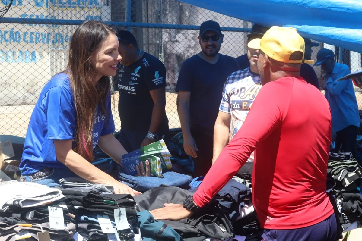 Em “dia de feira”, Paula Belmonte promete melhorar a saúde de Ceilândia
