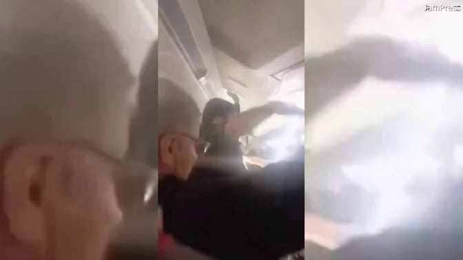 Em um vídeo aterrorizante de meio voo, passageiros de um avião gritam enquanto uma agitação violenta faz os painéis do teto da cabine voarem.