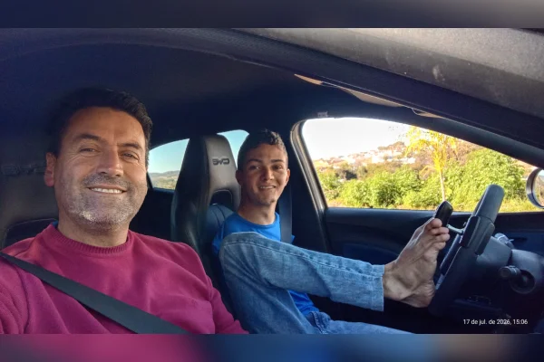 Sem braços, mineiro dirige com os pés, tira CNH e sonha com carro próprio