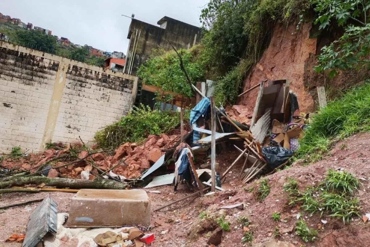 Imagem colorida de deslizamento de terra em São Bernardo do Campo. Metrópoles