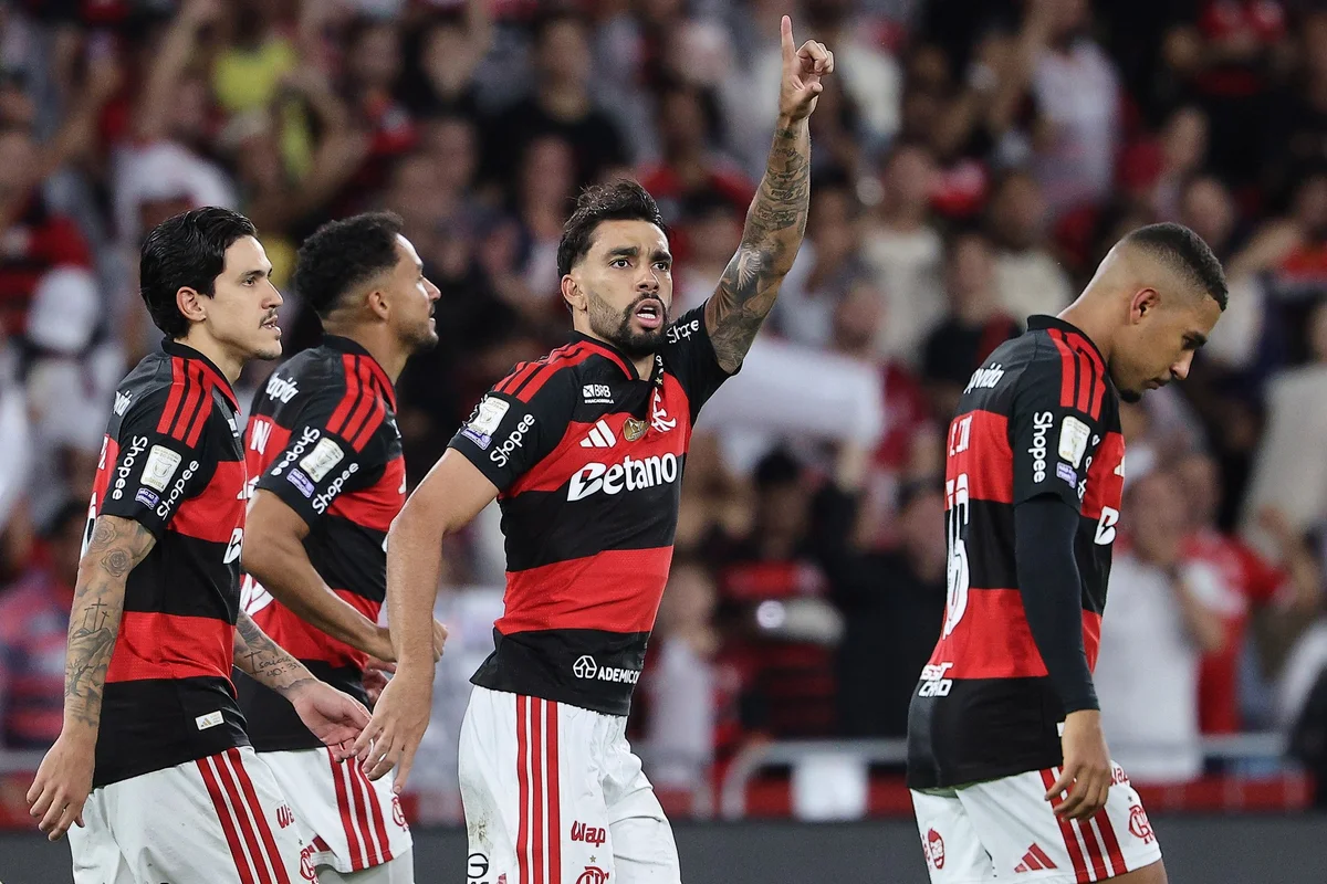 Flamengo vence Corinthians com gol no fim e retoma liderança do Brasileirão