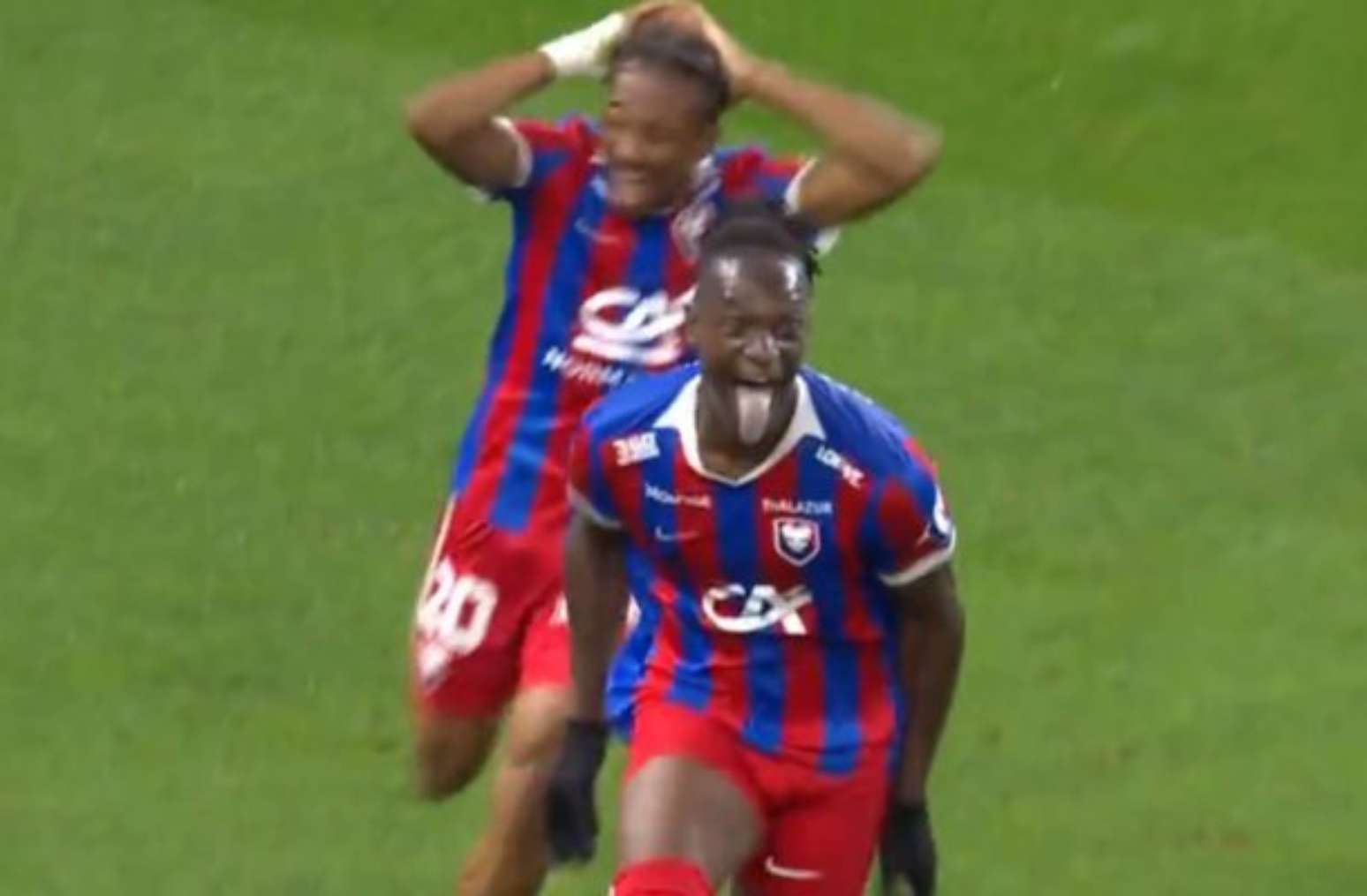 Gnanduillet , do Caen, abaixa as cal&ccedil;as para comemorar um de seus gols contra o Rouen &ndash;