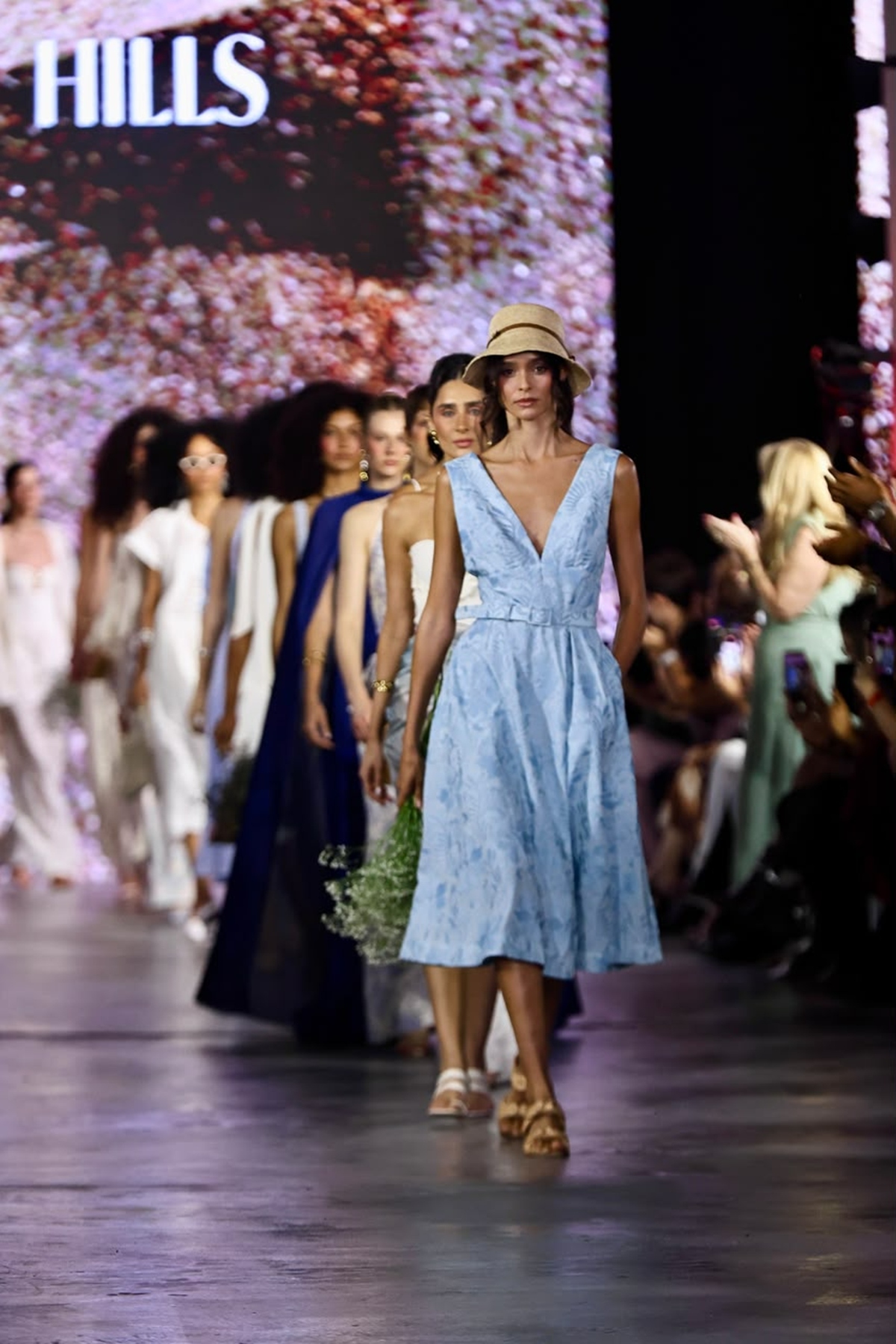 Hills, Glowshine e Erica Rosa mesclam festa e street no Metrópoles Catwalk