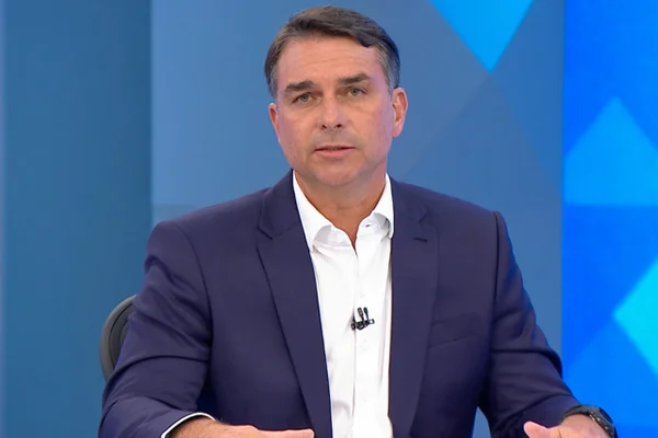 Flávio Bolsonaro viajou em jatinho de Vorcaro e de investigado no caso INSS