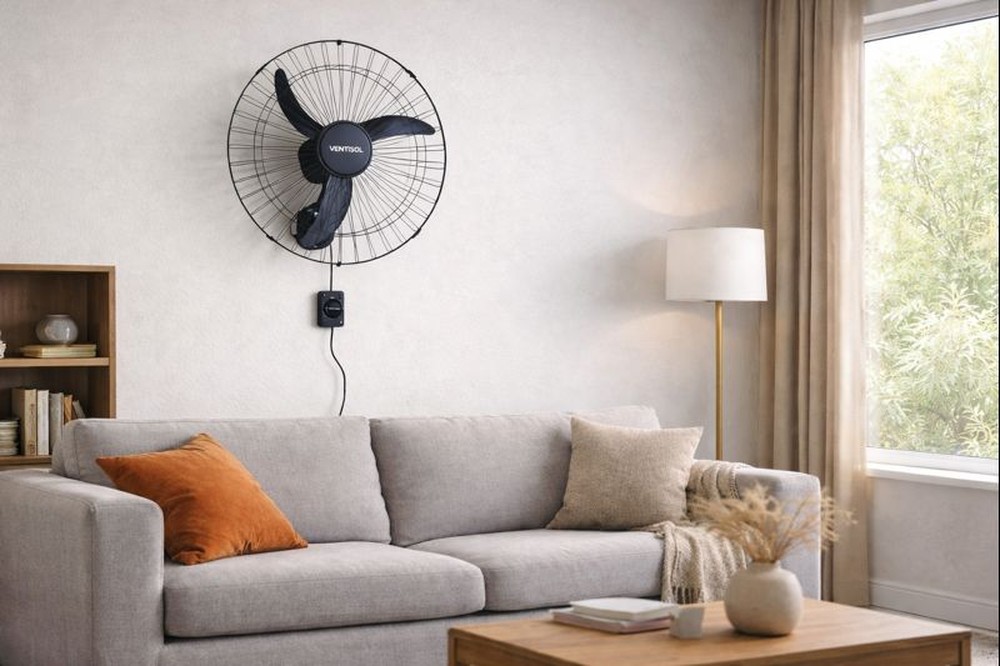 Ventilador de parede Ventisol em uma sala de estar — Foto: Imagem gerada por Inteligência Artificial