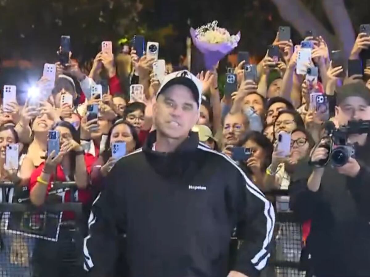 Robbie Williams diz adeus a Lima com um show improvisado após o fechamento do Arena 1