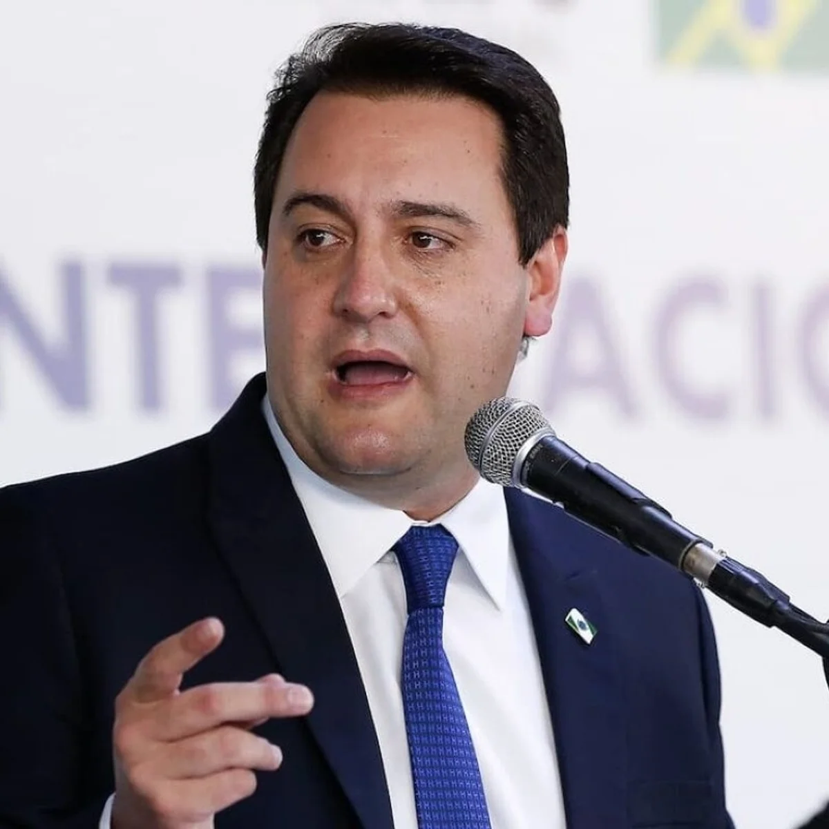 Ratinho Jr. se afasta do governo para tentar levar Sandro Alex ao 2º turno