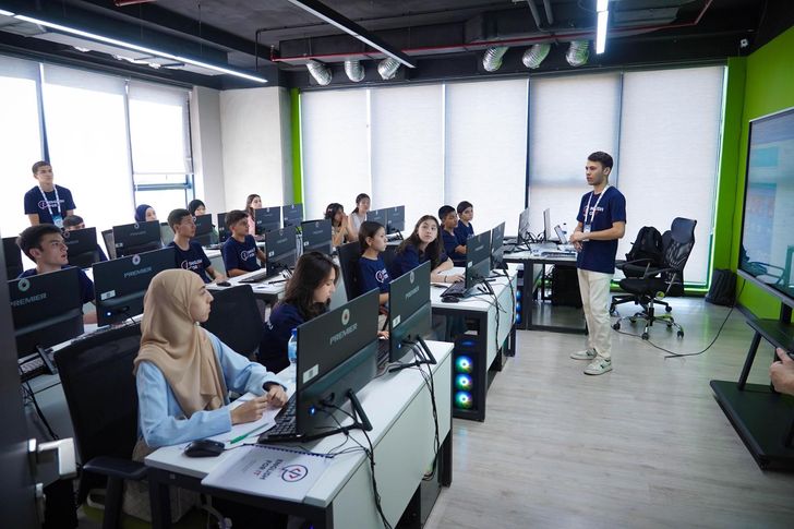 A local Uzbek instructor, trained under KOICA's instructional capacity-building program, conducts IT training for young people at IT Park in this undated photo. Courtesy of KOICA