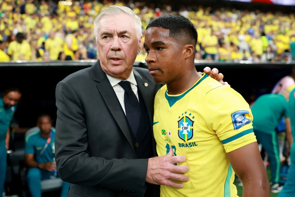 Foto colorida de Endrick e Ancelotti - Metrópoles