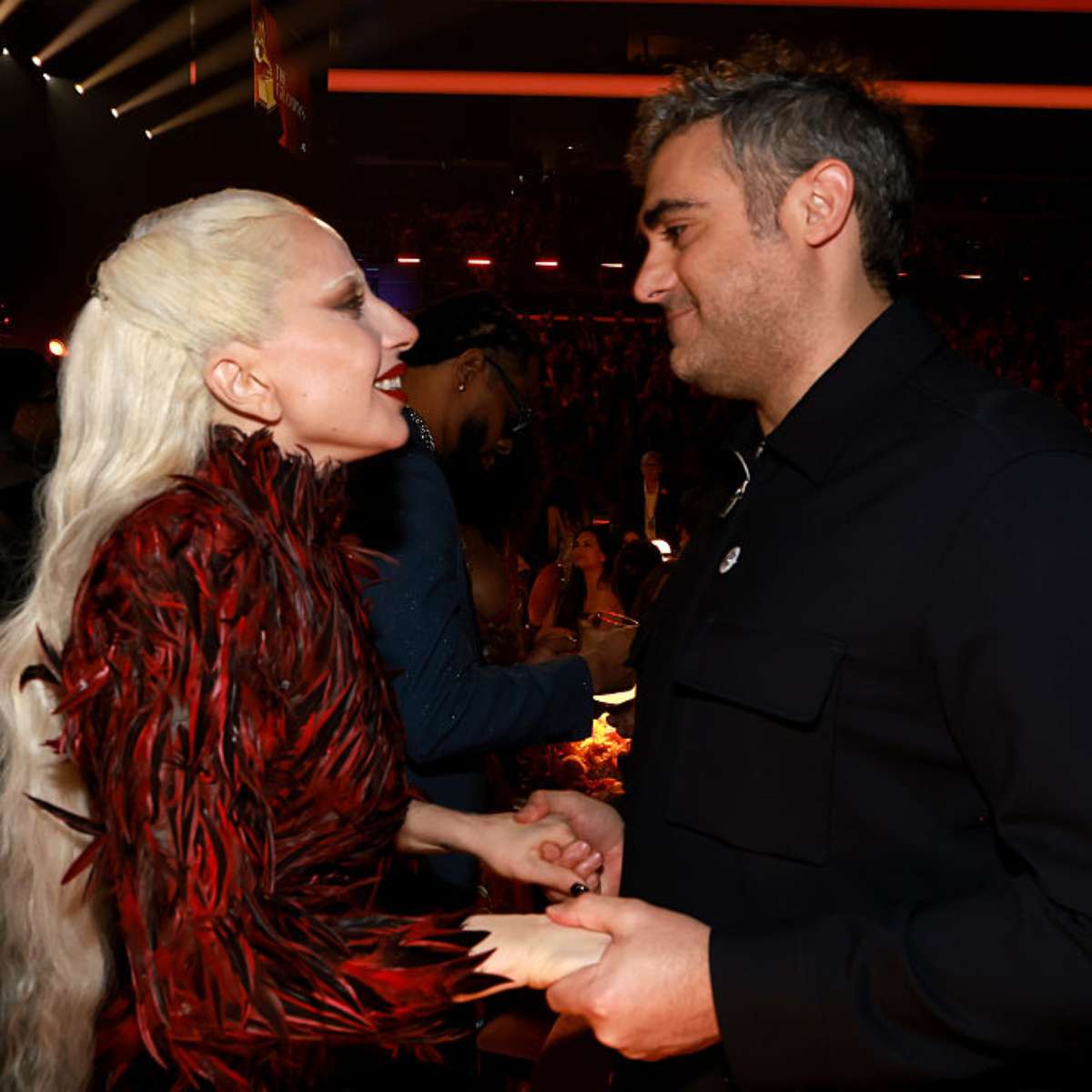 Mamãe! Lady Gaga aparece com bebê no colo pela primeira vez
