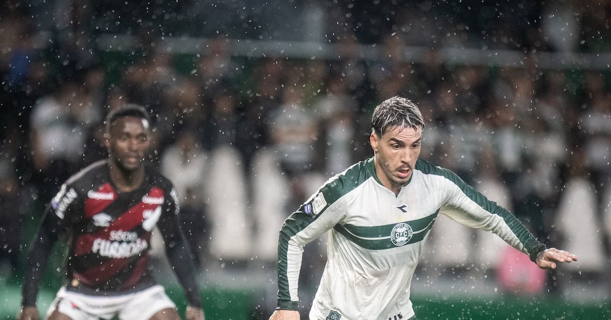 Athletico e Coritiba empatam em jogo com campo alagado e ‘Protocolo Vini Jr.’ no Brasileirão