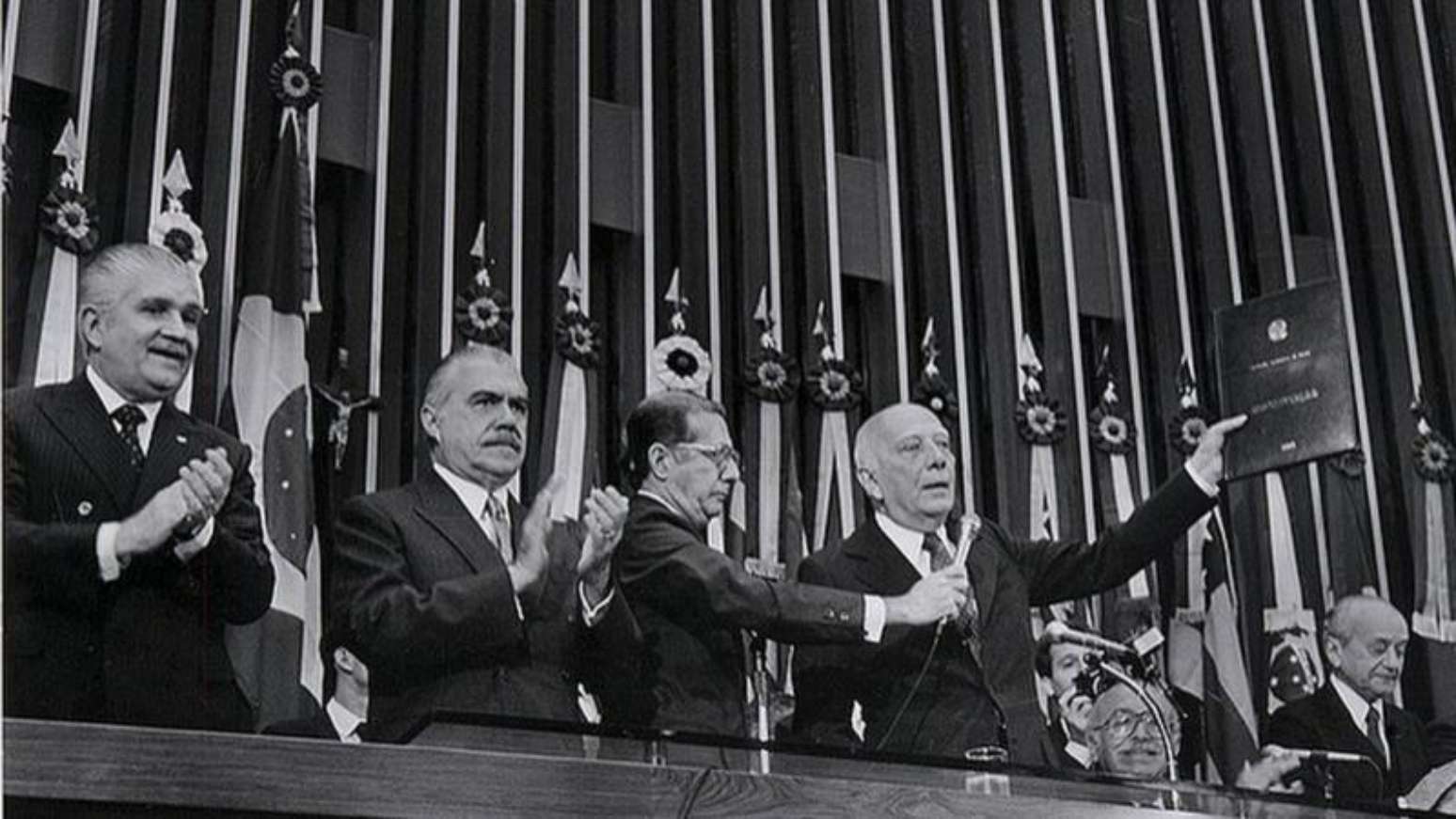 'Declaro promulgado o documento da liberdade, da democracia e da justi&ccedil;a social do Brasil', disse o ent&atilde;o presidente da Assembleia Nacional Constituinte, Ulysses Guimar&atilde;es