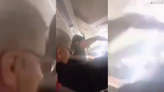 Em um vídeo aterrorizante de meio voo, passageiros de um avião gritam enquanto uma agitação violenta faz os painéis do teto da cabine voarem.