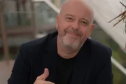 Alex Escobar dá novo passo em retorno à TV: “Treinando pra voltar”
