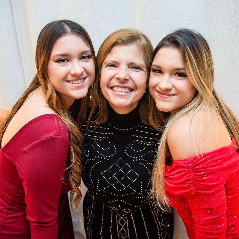 Filhas gêmeas de Gugu Liberato curtem viagem com a mãe, Rose Miriam