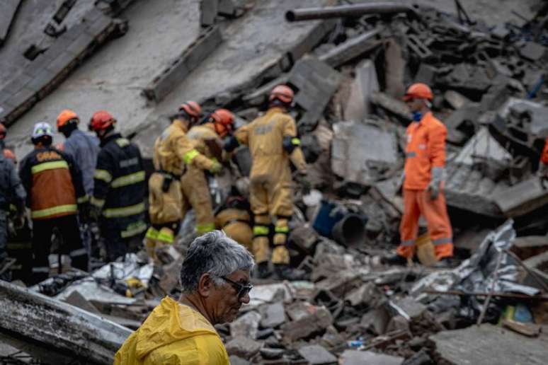 Sobe para 5 número de mortos após prédio em construção desabar sobre casa em SP