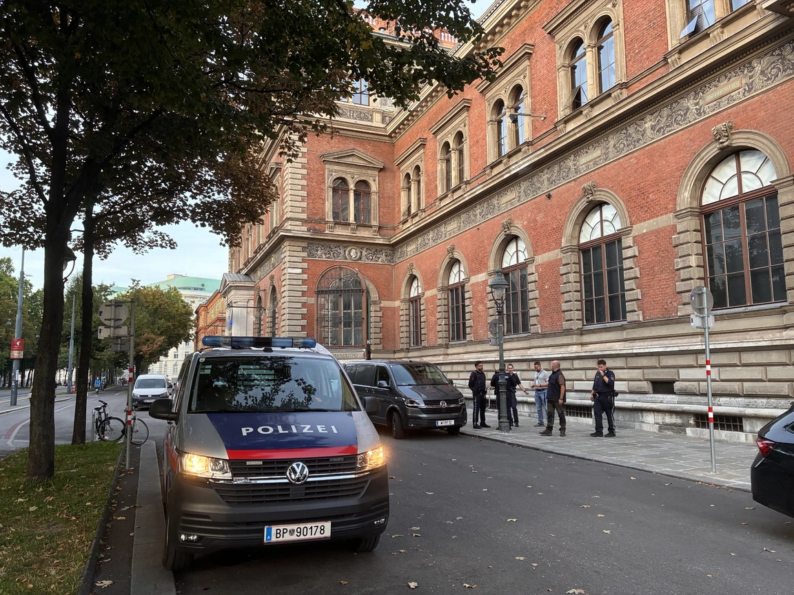Alemães presos por pendurar falsificações no Louvre